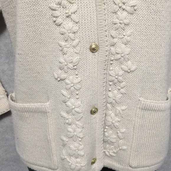 Vtg Classic Elements Petite Chunky Grandma Sweater Tan Emb gold metal button… - Picture 5 of 12